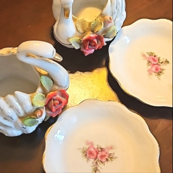 x4 2sets Porcelain Capodimonte rose swans matching Victorian handpainted plates - Picture 1 of 12